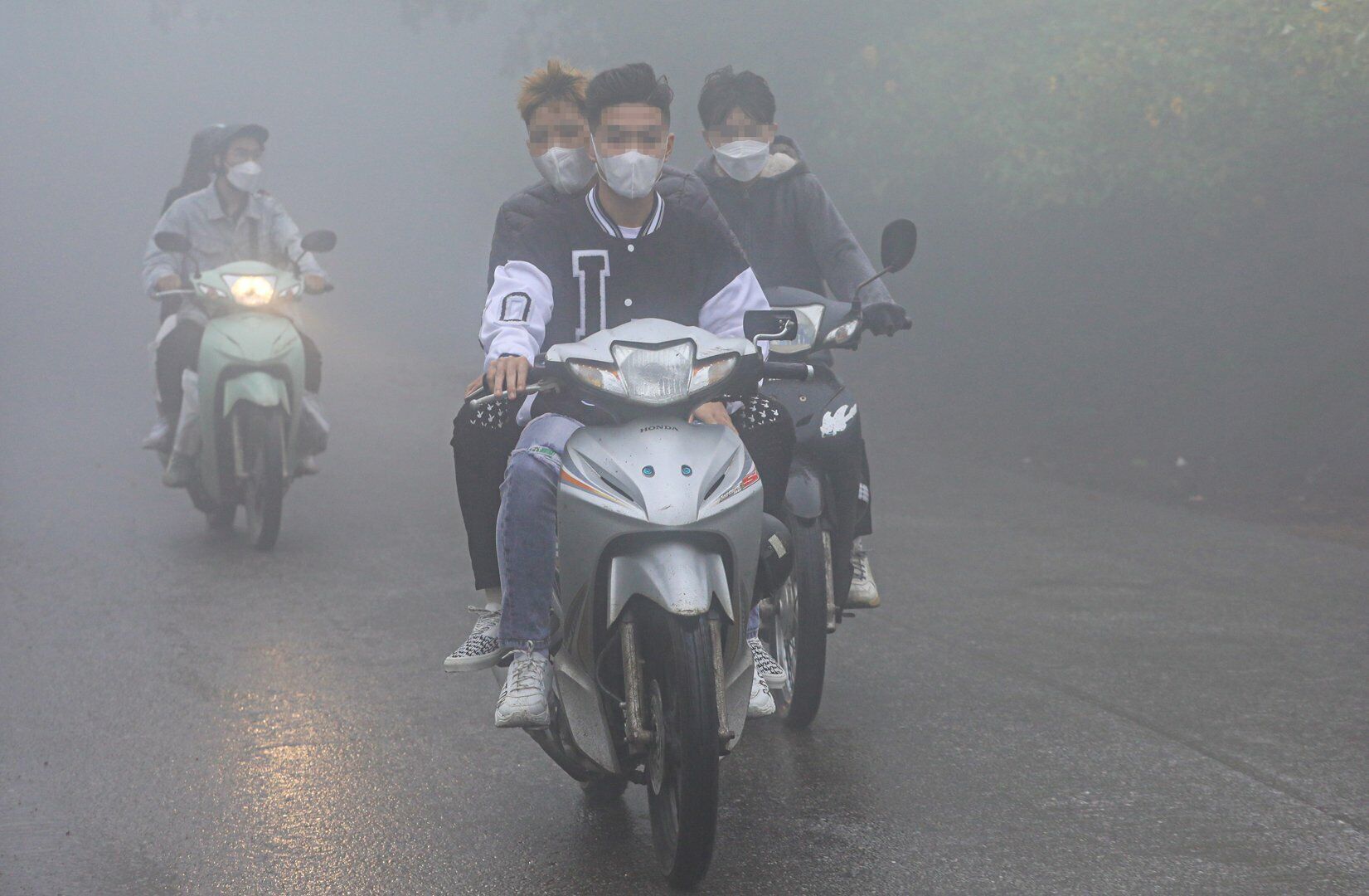 Tại đ&acirc;y, những h&igrave;nh ảnh người tham gia giao th&ocirc;ng bằng xe m&aacute;y kh&ocirc;ng đội mũ bảo hiểm rất phổ biến.