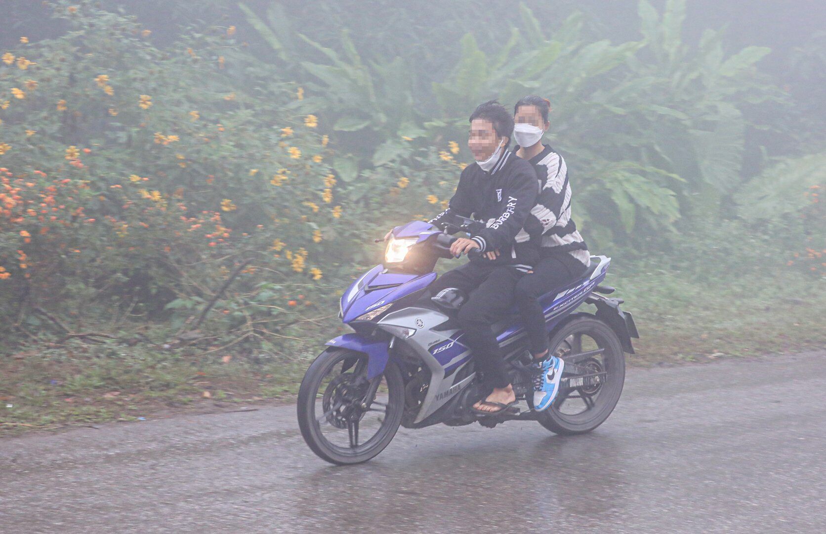 Rất nhiều thanh ni&ecirc;n trẻ chạy xe m&aacute;y tr&ecirc;n cung đường n&agrave;y kh&ocirc;ng đội mũ bảo hiểm