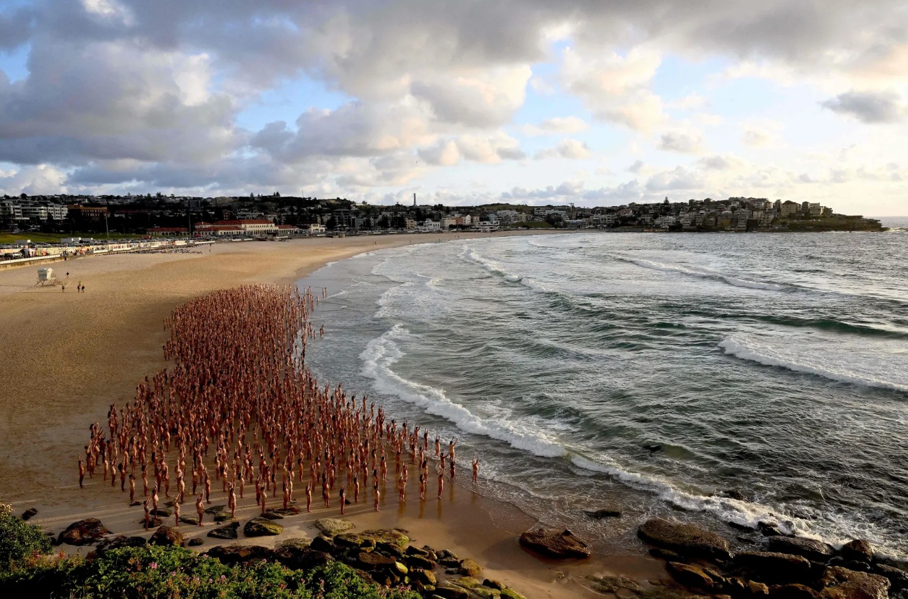 Đến khoảng 5h30 s&aacute;ng, khi biển tr&agrave;n ngập &aacute;nh nắng, &ocirc;ng Tunick đ&atilde; sắp xếp xong nh&oacute;m người mẫu theo c&aacute;c mẫu tạo d&aacute;ng đ&atilde; chuẩn bị trước.

Đến 7 giờ s&aacute;ng, buổi chụp h&igrave;nh kết th&uacute;c, nhưng một số người vẫn n&aacute;n lại để bơi hoặc nằm d&agrave;i tr&ecirc;n khăn tắm phơi nắng. Nh&oacute;m kh&aacute;c th&igrave; bật nhạc v&agrave; nhảy m&uacute;a, c&aacute;nh tay dang rộng về ph&iacute;a mặt trời, tranh thủ tận hưởng trước khi thời gian cấm khỏa th&acirc;n tr&ecirc;n b&atilde;i biển kết th&uacute;c.