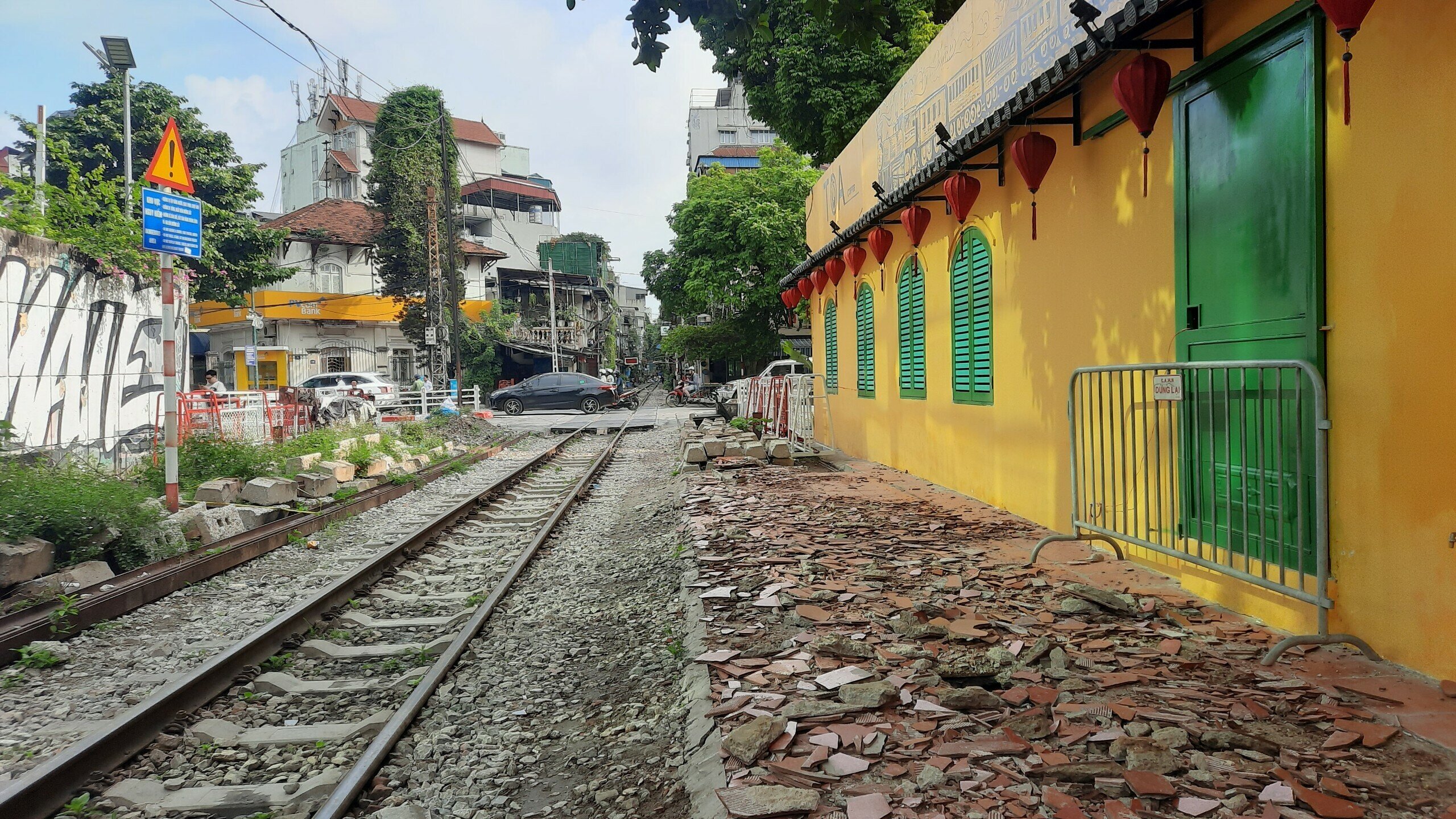 &ldquo;Hiện nay, lực lượng chức năng đ&atilde; r&agrave;o chắn nơi c&aacute;c cầu thủ n&agrave;y ngồi uống nước&rdquo;, &ocirc;ng Long cho biết.