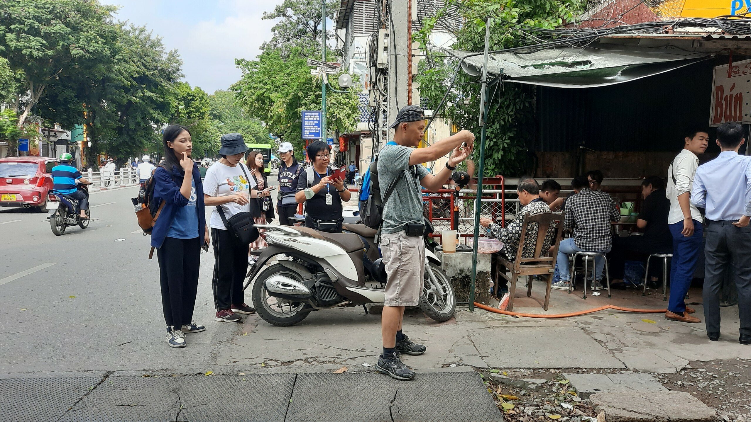 Nhiều du kh&aacute;ch nước ngo&agrave;i chỉ đứng ở ph&iacute;a ngo&agrave;i rồi đưa m&aacute;y ảnh l&ecirc;n chụp về ph&iacute;a đường t&agrave;u.