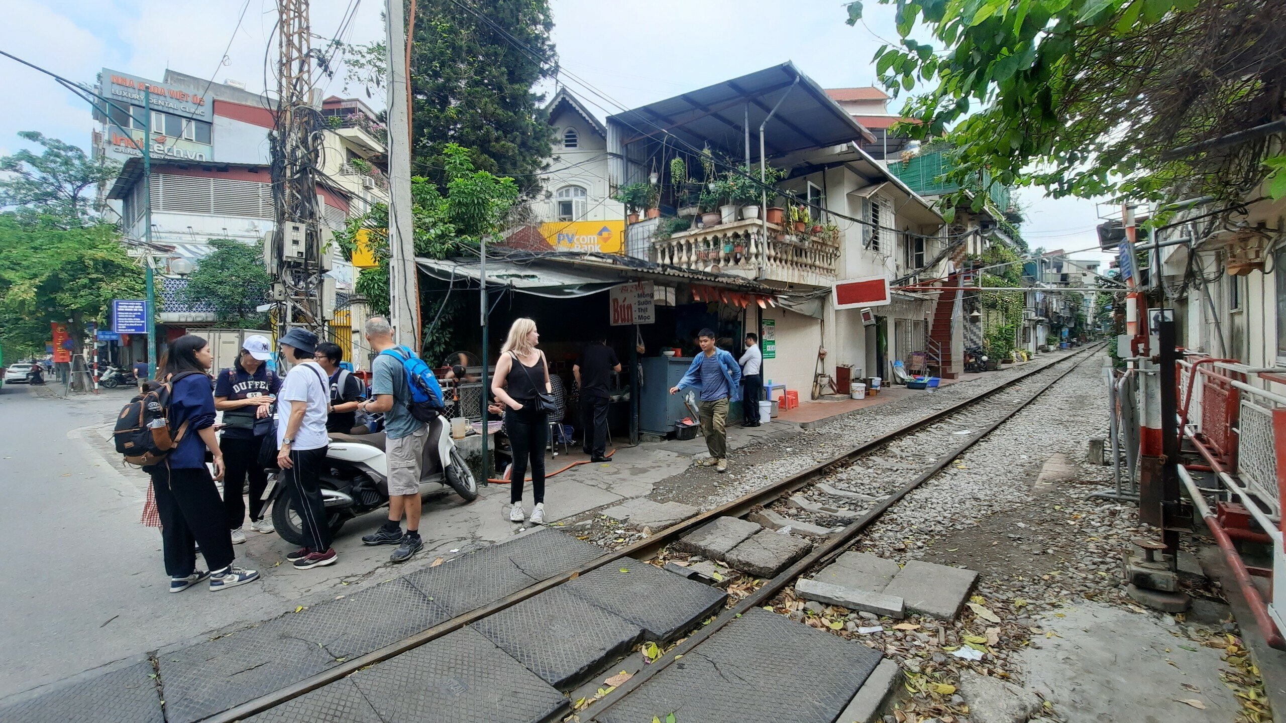 Khu vực phố c&agrave; ph&ecirc; đường t&agrave;u n&agrave;y từng bị cấm hoạt động kể từ giữa th&aacute;ng 9/2022, sau phản &aacute;nh của ng&agrave;nh đường sắt về t&igrave;nh trạng mất an to&agrave;n giao th&ocirc;ng tại đ&acirc;y.