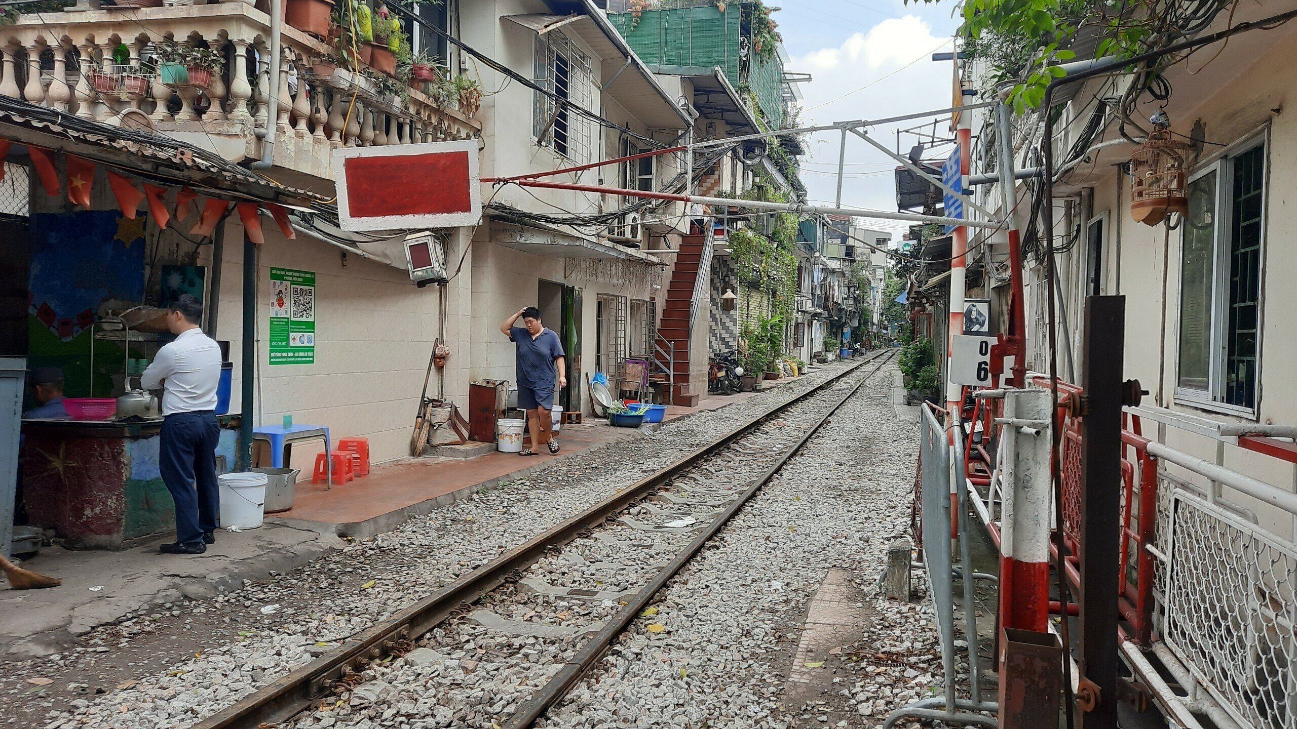 Cục Đường sắt Việt Nam cũng đ&atilde; nhiều lần c&oacute; văn bản gửi UBND th&agrave;nh phố H&agrave; Nội đề nghị c&oacute; biện ph&aacute;p xử l&yacute; dứt điểm t&igrave;nh trạng người d&acirc;n b&agrave;y b&aacute;n h&agrave;ng, du kh&aacute;ch trong nước v&agrave; nước ngo&agrave;i quay phim chụp ảnh tại phố c&agrave; ph&ecirc; đường t&agrave;u.