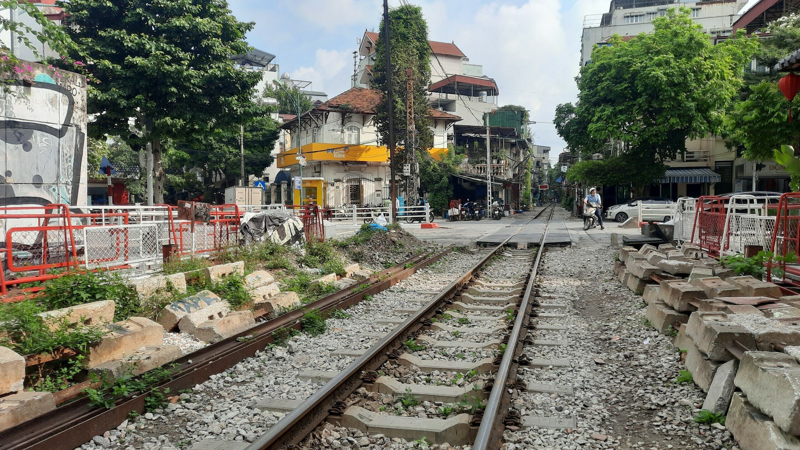 Ghi nhận thực tế của PV cho thấy, địa điểm m&agrave; c&aacute;c cầu thủ b&oacute;ng đ&aacute; Borussia Dortmund chụp ảnh l&agrave; đường ray t&agrave;u chạy qua phố Điện Bi&ecirc;n Phủ (phường Cửa Nam, quận Ho&agrave;n Kiếm, TP H&agrave; Nội).