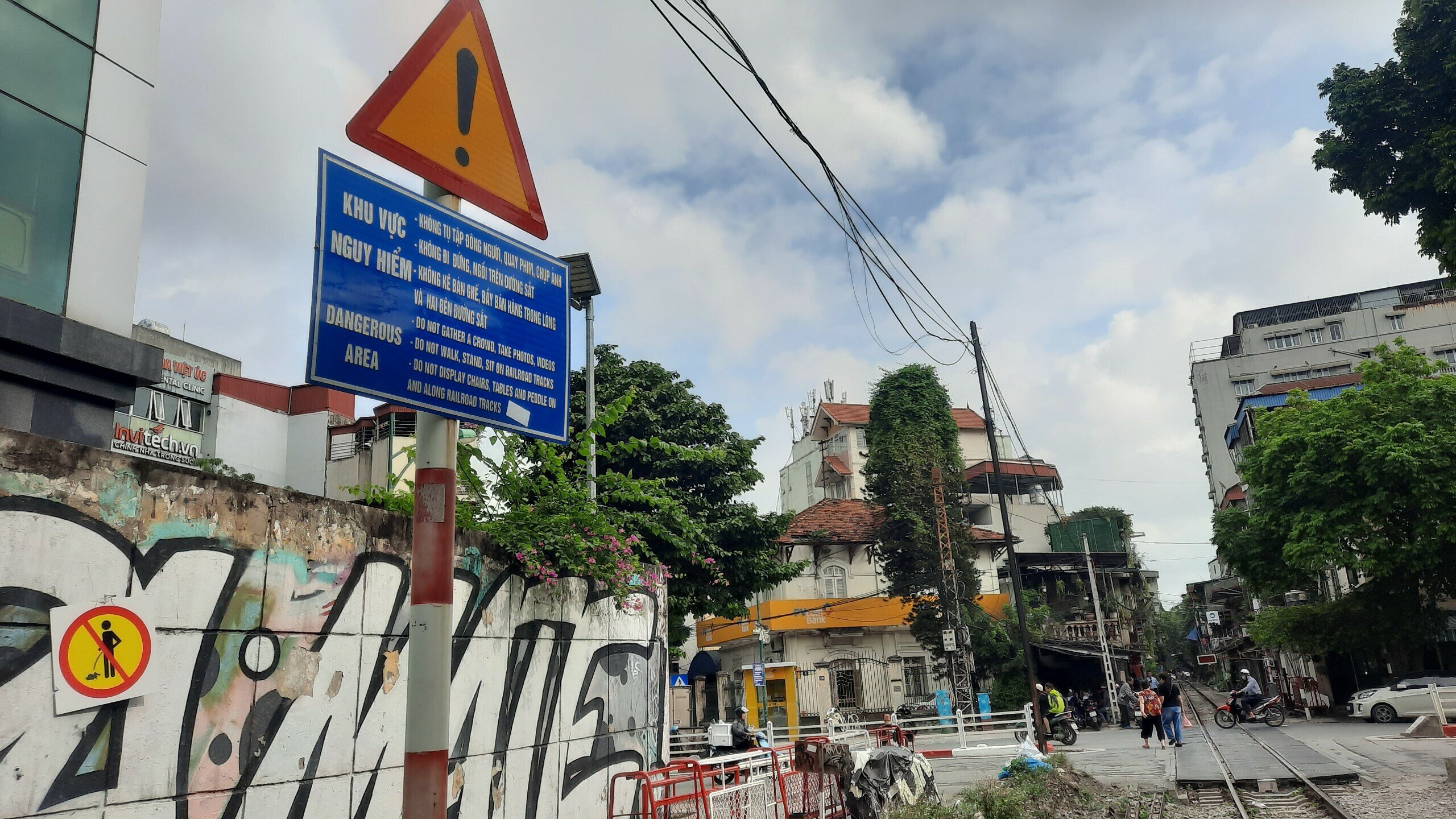 Địa điểm n&agrave;y c&oacute; biển hiệu bằng tiếng Việt v&agrave; tiếng Anh với nội dung &ldquo;khu vực nguy hiểm, kh&ocirc;ng tụ tập đ&ocirc;ng người, quay phim, chụp ảnh. Kh&ocirc;ng đi đứng ngồi tr&ecirc;n đường sắt v&agrave; hai b&ecirc;n đường sắt".