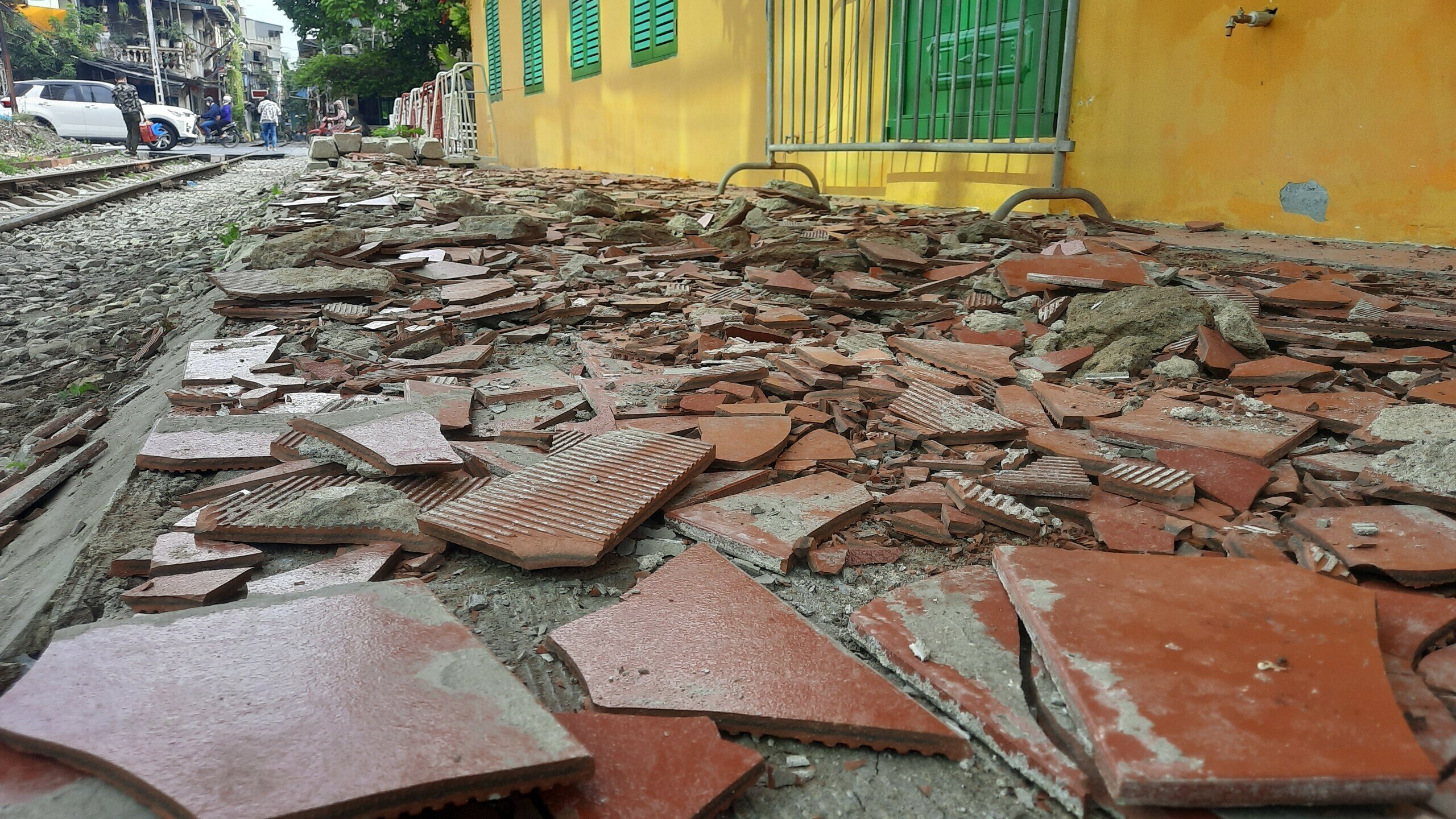 Ghi nhận thực tế cho thấy, s&acirc;n gạch diện t&iacute;ch gần 30m đ&atilde; được đục ph&aacute;, chỉ c&ograve;n những mảnh gạch nằm trơ trọi.