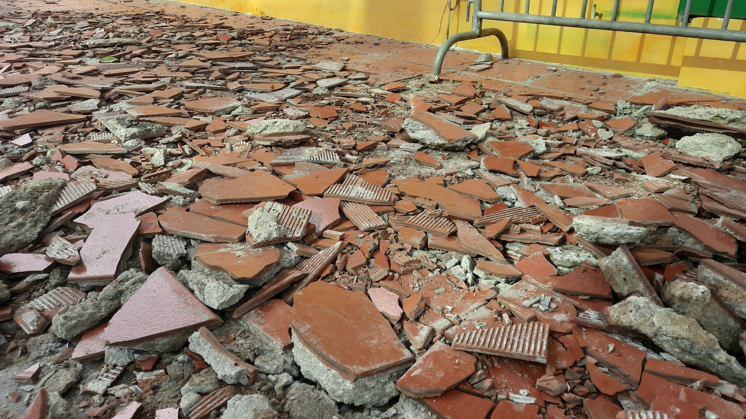 Những mảnh gạch vừa bị ph&aacute; vẫn c&ograve;n rất mới, điều n&agrave;y cho thấy s&acirc;n gạch n&agrave;y vừa mới được ai đ&oacute; l&aacute;t.