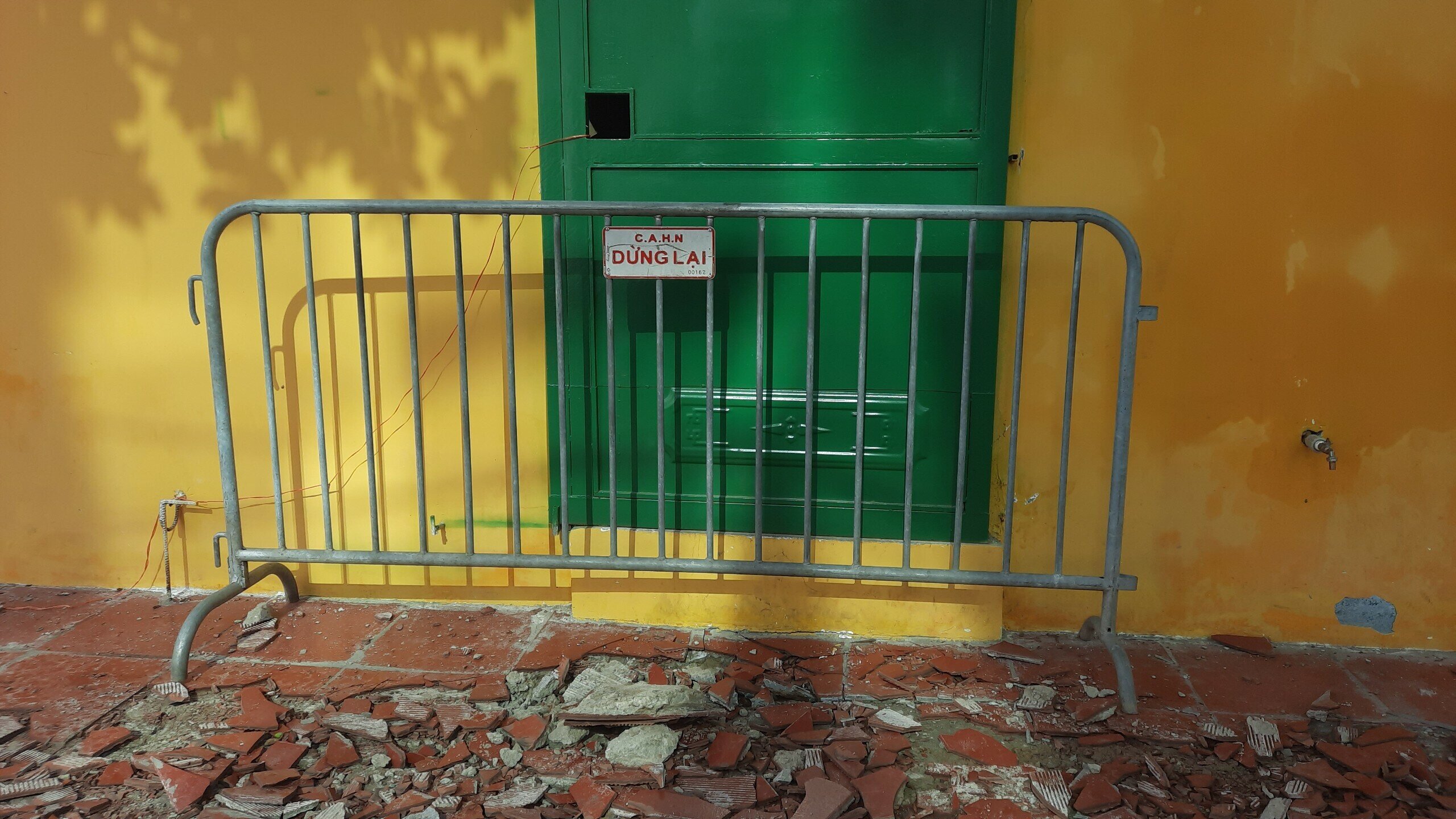 Chiếc r&agrave;o chắn barie cũng được đặt ở cửa qu&aacute;n c&agrave; ph&ecirc; biển hiệu &ldquo;Toa&rdquo;.