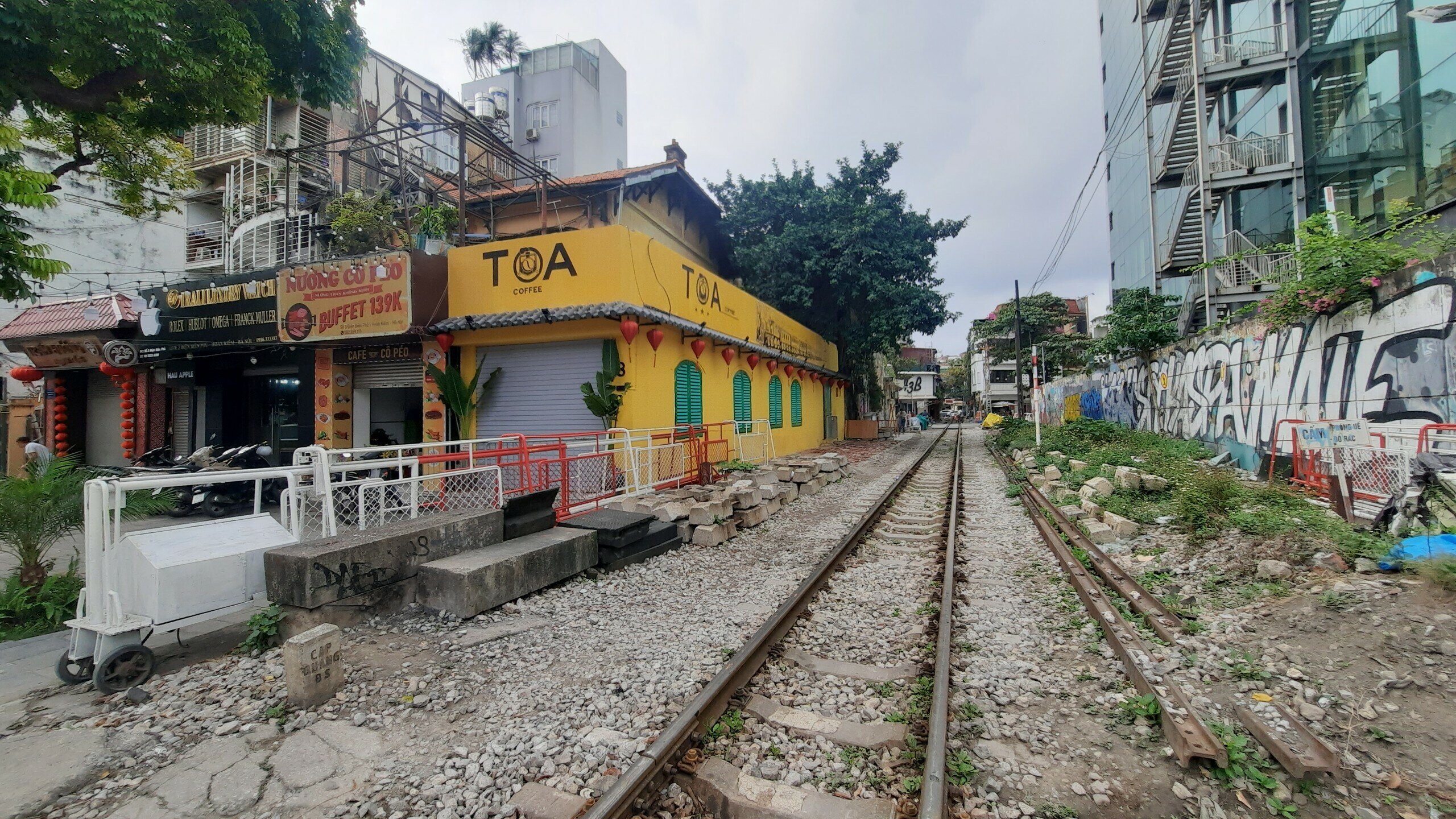 Nhiều giờ c&oacute; mặt tại đ&acirc;y, PV nhận thấy kh&ocirc;ng c&ograve;n cảnh tượng du kh&aacute;ch đến chụp ảnh hay đi tr&ecirc;n đường ray t&agrave;u.