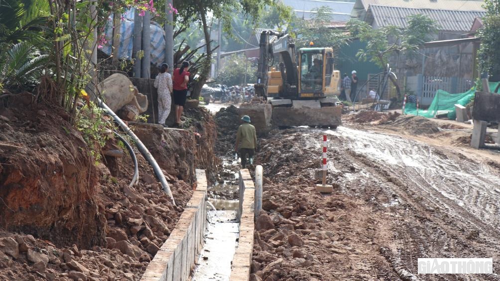 Những điểm tập trung nhiều d&acirc;n cư được nh&agrave; thầu tiến h&agrave;nh đẩy nhanh tiến độ thi c&ocirc;ng đảm bảo cho người d&acirc;n đi lại thuận lợi