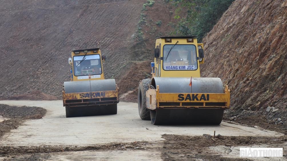 Nhiều trang thiết bị được huy động tổng lực để thi c&ocirc;ng đảm bảo tiến độ thi c&ocirc;ng trong những ng&agrave;y thời tiết thuận lợi