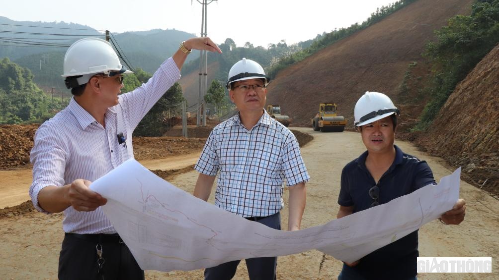 &Ocirc;ng Trần Nhật Phong- Ph&oacute; Gi&aacute;m đốc Ban Quản dự &aacute;n 2, Bộ Giao th&ocirc;ng Vận Tải cho biết: "Hiện nay thời tiết đang thuận lợi, ch&uacute;ng t&ocirc;i đ&atilde; thực hiện đồng thời c&aacute;c giải ph&aacute;p như tăng cường đ&ocirc;n đốc, gi&aacute;m s&aacute;t, chủ động xuống hiện trường để nắm bắt những vướng mắc trong qu&aacute; tr&igrave;nh thi c&ocirc;ng, qua đ&oacute; kịp thời đưa ra c&aacute;c giải ph&aacute;p giải xử l&yacute;. Đến thời điểm hiện tại c&ocirc;ng tr&igrave;nh x&acirc;y dựng cơ bản được đầu tư đảm bảo tốt chất lượng, dự t&iacute;nh ho&agrave;n th&agrave;nh trước tiến độ đề ra"