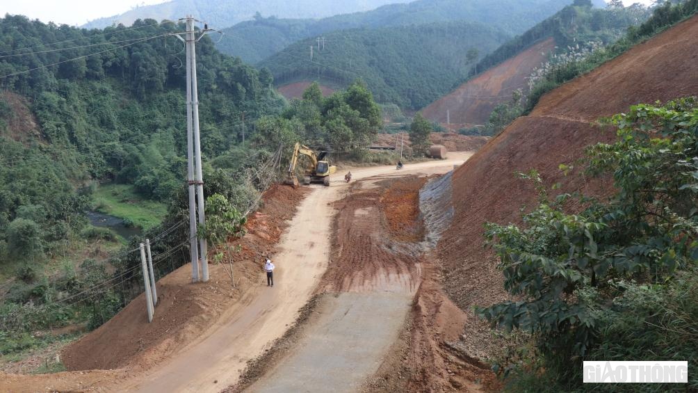 Tranh thủ thời tiết thuận lợi C&ocirc;ng ty Cổ phần x&acirc;y dựng v&agrave; thương mại Ho&agrave;ng Kim huy động tối đa trang thiết bị m&aacute;y m&oacute;c để tiến h&agrave;nh đ&agrave;o đắp mặt đường của g&oacute;i thầu XL09