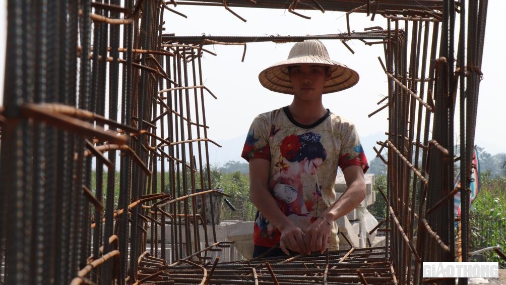 Một tổ lắp gh&eacute;p khu&ocirc;n đ&uacute;c, cốt th&eacute;p để đổ c&aacute;c kết cấu b&ecirc; t&ocirc;ng ống cống của g&oacute;i thầu XL09.