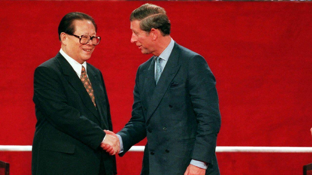 Một trong những th&agrave;nh tựu m&agrave; &ocirc;ng Giang tự h&agrave;o nhất đ&oacute; ch&iacute;nh l&agrave; việc đưa Hong Kong trở lại Trung Quốc v&agrave;o năm 1997 sau 150 năm l&agrave; thuộc địa của Anh. Trong ảnh, &ocirc;ng Giang Trạch D&acirc;n bắt tay với Th&aacute;i tử Charles trong buổi lễ trao trả Hong Kong cho Trung Quốc năm 1997.