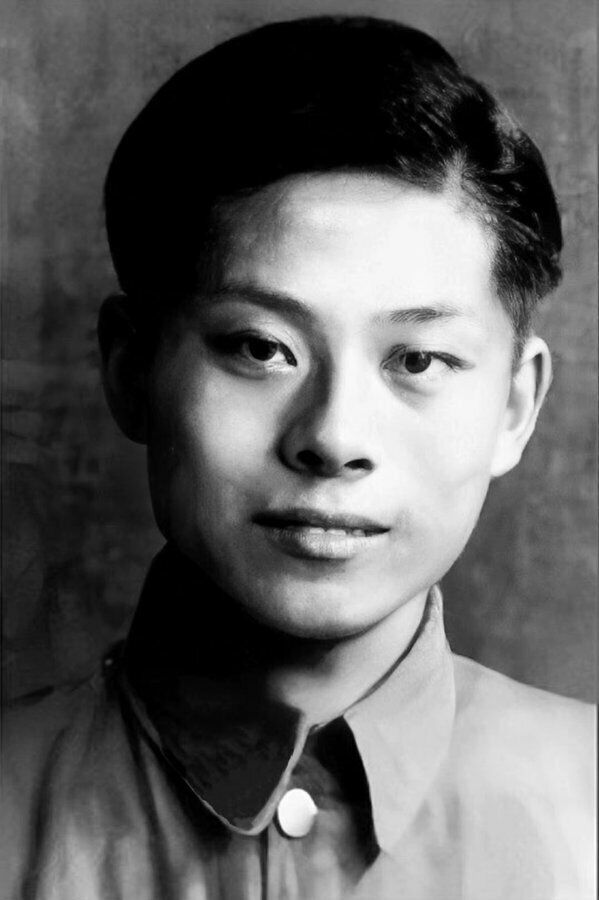 Nguy&ecirc;n Tổng B&iacute; thư, Chủ tịch Trung Quốc Giang Trạch D&acirc;n đ&atilde; từ trần v&agrave;o ng&agrave;y 30/11 tại Thượng Hải hưởng thọ 96 tuổi. &Ocirc;ng Giang Trạch D&acirc;n bị bệnh bạch cầu v&agrave; suy đa tạng, d&ugrave; &ocirc;ng đ&atilde; được tận t&igrave;nh cứu chữa nhưng kh&ocirc;ng qua khỏi.
Trong th&ocirc;ng c&aacute;o về sự ra đi của nguy&ecirc;n Tổng B&iacute; thư, Chủ tịch Trung Quốc Giang Trạch D&acirc;n, T&acirc;n Hoa X&atilde; ca ngợi &ocirc;ng Giang Trạch D&acirc;n l&agrave; "l&atilde;nh đạo nổi bật của chủ nghĩa x&atilde; hội đặc sắc Trung Quốc", "sự ra đi của đồng ch&iacute; Giang Trạch D&acirc;n l&agrave; tổn thất lớn với đảng, qu&acirc;n đội v&agrave; nh&acirc;n d&acirc;n". T&ecirc;n tuổi của &ocirc;ng Giang đ&atilde; gắn liền với sự b&ugrave;ng nổ kinh tế của Trung Quốc, thuyết &ldquo;Ba đại diện&rdquo; v&agrave; quản l&yacute; quan hệ với Mỹ&hellip;