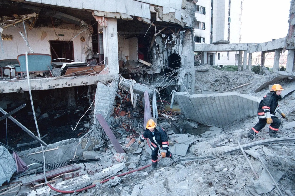 &Ocirc;ng Giang cũng l&agrave; người đ&atilde; quản l&yacute; th&agrave;nh c&ocirc;ng cuộc khủng hoảng trong quan hệ Mỹ - Trung sau khi Tổ chức Hiệp ước Bắc Đại T&acirc;y Dương (NATO) đ&aacute;nh bom tr&uacute;ng v&agrave;o Đại sứ qu&aacute;n Bắc Kinh tại Belgrade v&agrave;o năm 1999 v&agrave; cuộc đụng độ giữa chiến cơ Trung Quốc v&agrave; m&aacute;y bay do th&aacute;m Mỹ tr&ecirc;n kh&ocirc;ng phận Trung Quốc năm 2001 vốn đ&atilde; đẩy quan hệ song phương xuống mức thấp nhất kể từ khi t&aacute;i thiết lập li&ecirc;n lạc ngoại giao v&agrave;o năm 1971.