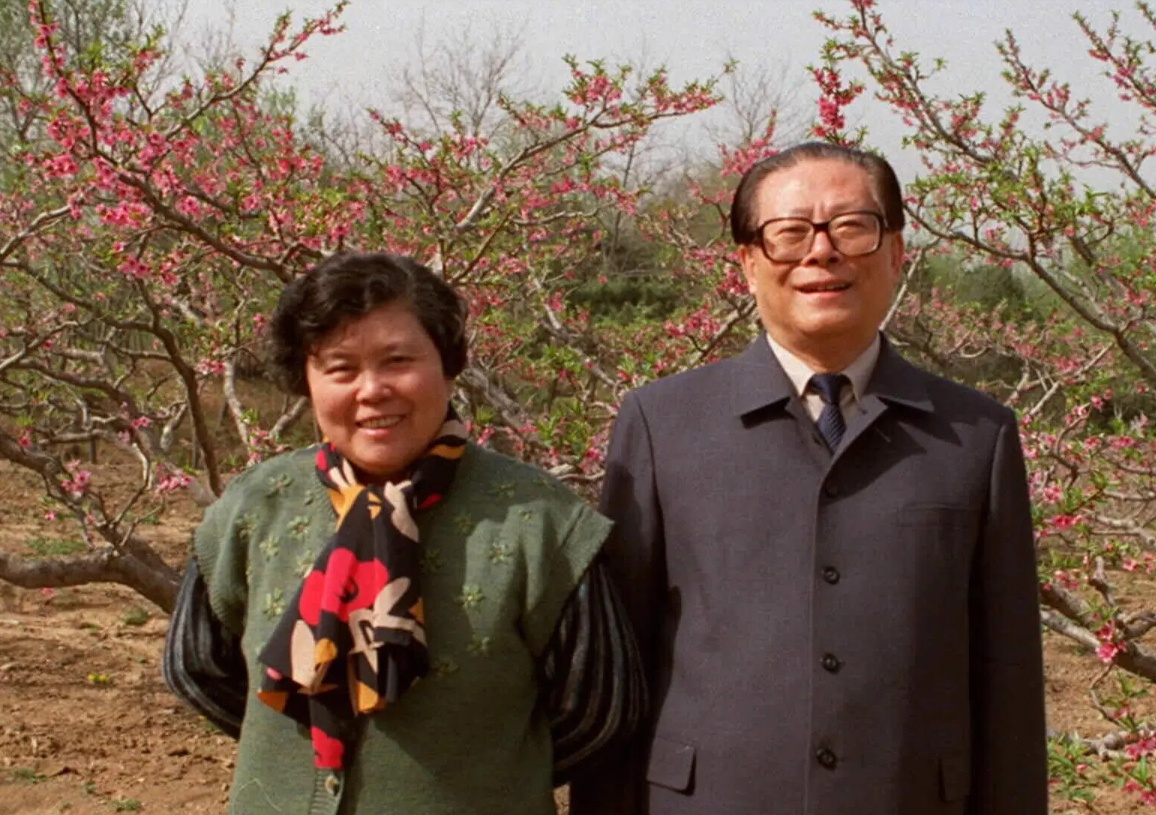 &Ocirc;ng Giang Trạch D&acirc;n sinh ng&agrave;y 17/8/1926 tại Dương Ch&acirc;u, ph&iacute;a Đ&ocirc;ng tỉnh Giang T&ocirc;. Th&ocirc;ng tin về gia đ&igrave;nh &ocirc;ng Giang rất &iacute;t. Năm 1946, &ocirc;ng gia nhập Đảng Cộng sản Trung Quốc, một năm sau &ocirc;ng tốt nghiệp khoa kỹ thuật điện của một trong những trường đại học h&agrave;ng đầu của đất nước - Đại học Giao th&ocirc;ng (Thượng Hải). Đầu những năm 80, &ocirc;ng giữ c&aacute;c chức vụ cao cấp trong Ủy ban Nh&agrave; nước về Kiểm so&aacute;t Xuất nhập khẩu v&agrave; Đầu tư nước ngo&agrave;i. Năm 1985, &ocirc;ng trở th&agrave;nh Thị trưởng Thượng Hải. Năm 1987, &ocirc;ng trở th&agrave;nh B&iacute; thư Th&agrave;nh ủy Thượng Hải của ĐCS Trung Quốc. Năm 1992, &ocirc;ng Giang Trạch D&acirc;n đ&atilde; trở th&agrave;nh B&iacute; thư Đảng Cộng sản Trung Quốc sau khi nước n&agrave;y vừa trải qua biến động lớn l&agrave; sự kiện biểu t&igrave;nh tại quảng trường Thi&ecirc;n An M&ocirc;n.