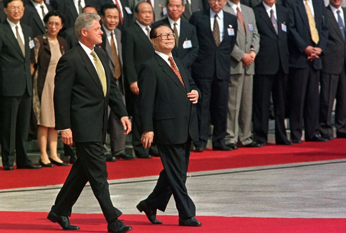 Năm 1997, &ocirc;ng Giang đ&atilde; c&oacute; chuyến thăm tới Mỹ mang t&iacute;nh bước ngoặt được đ&aacute;nh gi&aacute; l&agrave; &ldquo;ph&aacute; băng&rdquo;. Tại đ&acirc;y, khi gặp Tổng thống Mỹ Bill Clinton, &ocirc;ng đ&atilde; n&oacute;i bằng tiếng Anh rằng: &ldquo;Nh&agrave; thơ người Mỹ Longfellow từng viết &ndash; &ldquo;Sao cho mỗi ng&agrave;y mai ch&uacute;ng ta thấy m&igrave;nh ở xa hơn ng&agrave;y h&ocirc;m nay... H&atilde;y h&agrave;nh động, h&agrave;nh động trong hiện tại đang sống"...