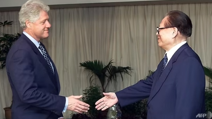 Với lời dẫn từ thơ, &ocirc;ng Giang n&oacute;i tiếp: &ldquo;Ch&uacute;ng ta n&ecirc;n đi theo xu thế của thời đại, đ&aacute;p ứng nguyện vọng của người d&acirc;n, v&agrave; tiếp tục tiến tới thiết lập v&agrave; ph&aacute;t triển quan hệ đối t&aacute;c chiến lược mang t&iacute;nh x&acirc;y dựng&rdquo;.