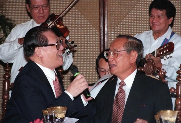 &Ocirc;ng Giang đ&atilde; nghỉ hưu v&agrave;o năm 2002, người kế nhiệm &ocirc;ng ở vị tr&iacute; Tổng B&iacute; thư l&agrave; &ocirc;ng Hồ Cẩm Đ&agrave;o. 
Theo nhận x&eacute;t của nhiều chuy&ecirc;n gia, phong c&aacute;ch của &ocirc;ng Giang thường sẽ khiến c&aacute;c vị kh&aacute;ch ngạc nhi&ecirc;n bởi &ocirc;ng c&oacute; phong c&aacute;ch quảng giao, đ&ocirc;i khi xuất khẩu th&agrave;nh thơ, th&iacute;ch ca h&aacute;t thậm ch&iacute; tham gia h&aacute;t ngẫu hứng với c&aacute;c nh&agrave; l&atilde;nh đạo nước ngo&agrave;i v&agrave; sẵn s&agrave;ng thể hiện cả t&agrave;i năng chơi nhiều loại nhạc cụ. 
Trong ảnh, &ocirc;ng Giang Trạch D&acirc;n song ca c&ugrave;ng Tổng thống Philippines Fidel V. Ramos năm 1996.