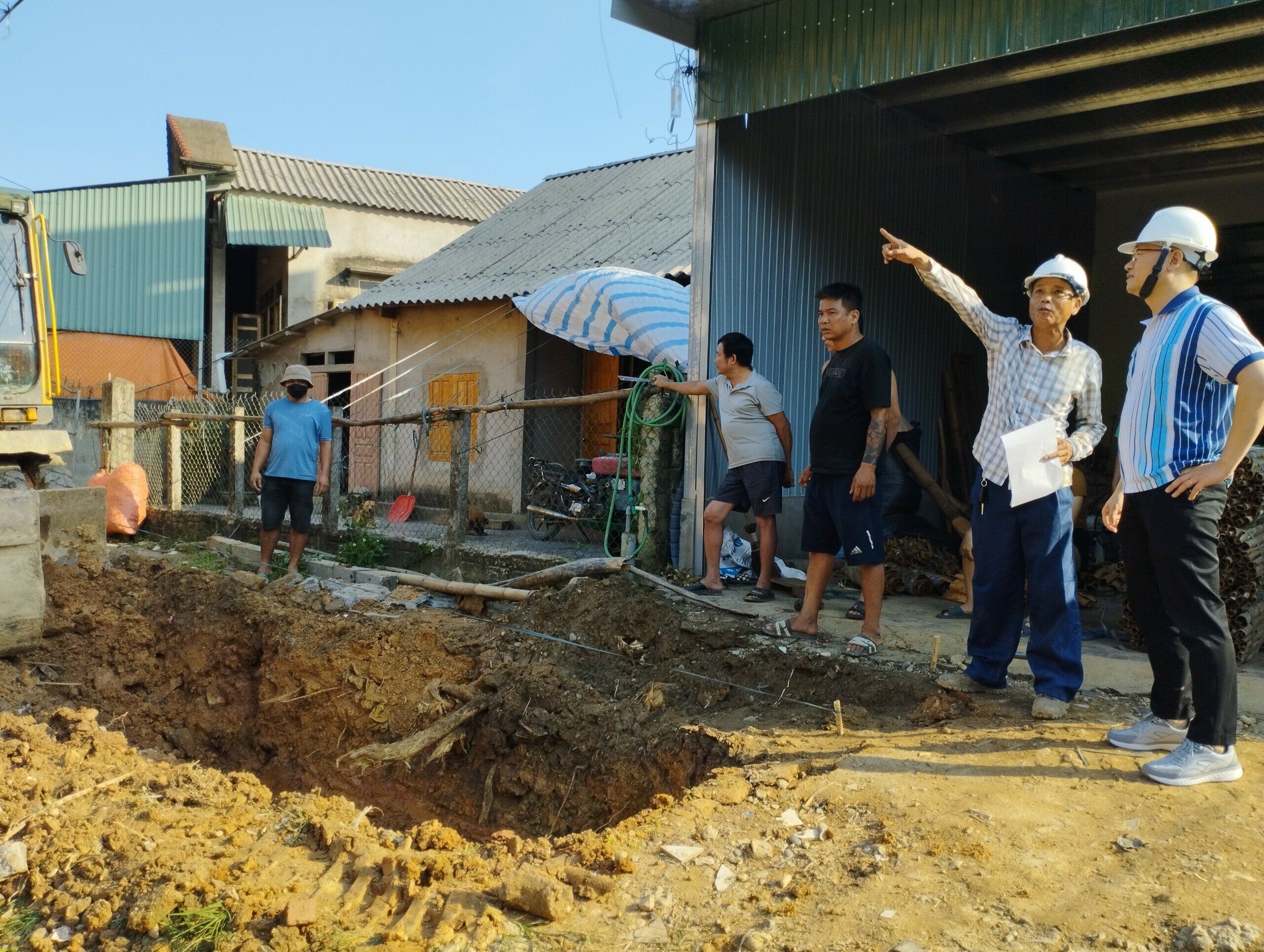 L&atilde;nh đạo Ban Quản l&yacute; dự &aacute;n 2 (Bộ Giao th&ocirc;ng Vận tải) thường xuy&ecirc;n c&oacute; mặt tại c&ocirc;ng trường để đốc th&uacute;c nh&agrave; thầu thi c&ocirc;ng g&oacute;i thầu XL09 đoạn qua huyện Văn Y&ecirc;n (Y&ecirc;n B&aacute;i)