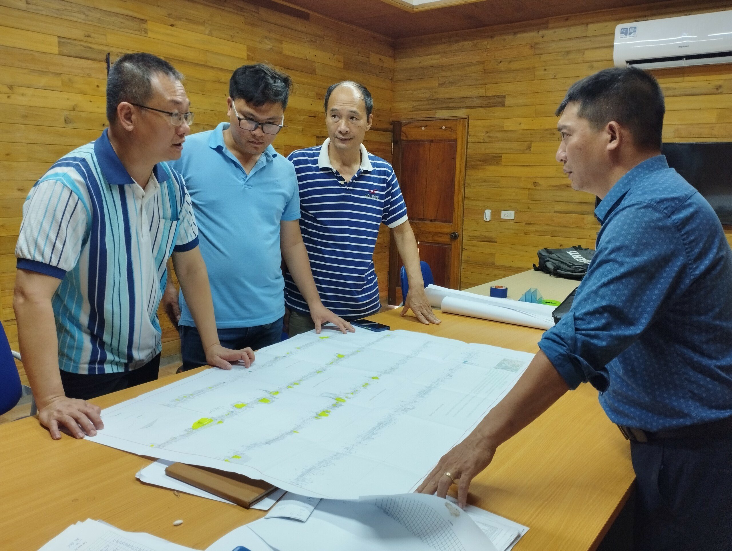 L&atilde;nh đạo Ban QL dự &aacute;n 2 họp với đơn vị gi&aacute;m s&aacute;t v&agrave; nh&agrave; thầu để giải quyết c&aacute;c vấn đề ph&aacute;t sinh, đưa những giải ph&aacute;p thi c&ocirc;ng g&oacute;i thầu XL09