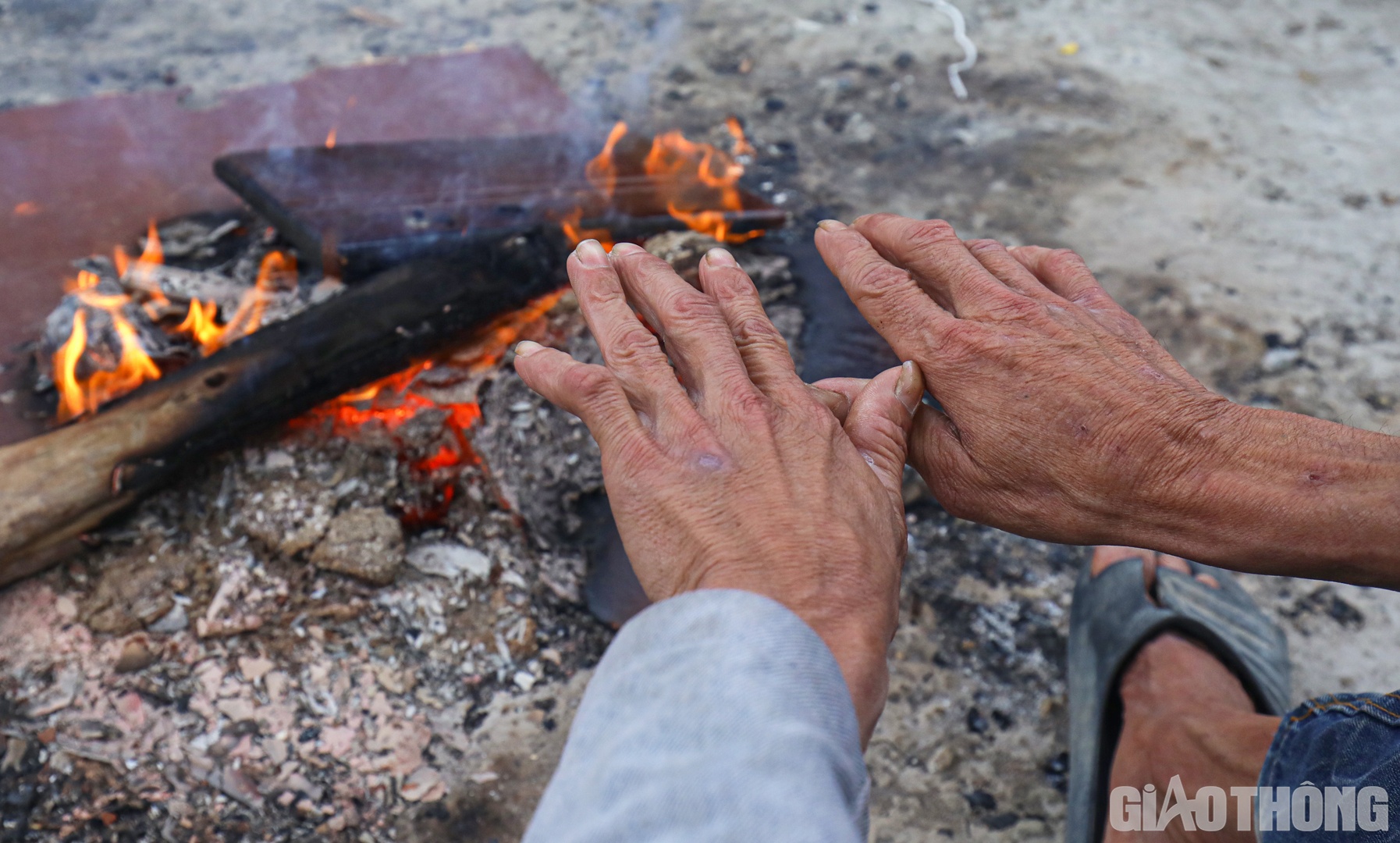 "Hơ tay b&ecirc;n than hồng l&agrave; phương ph&aacute;p l&agrave;m ấm nhanh nhất trong những ng&agrave;y n&agrave;y", anh Ho&agrave;n (qu&ecirc; Ph&uacute; Thọ) chia sẻ.