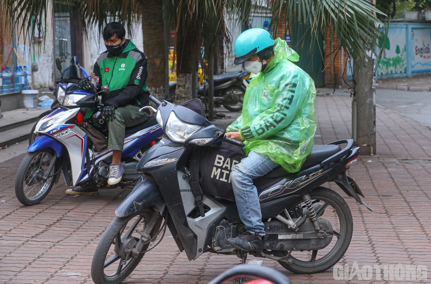 Ngồi co ro tr&ecirc;n vỉa h&egrave; phố Trần Huy Liệu, anh Tiến H&ugrave;ng (t&agrave;i xế c&ocirc;ng nghệ) cho biết, thời tiết thay đổi đột ngột khiến c&ocirc;ng việc của anh cũng vất vả hơn.