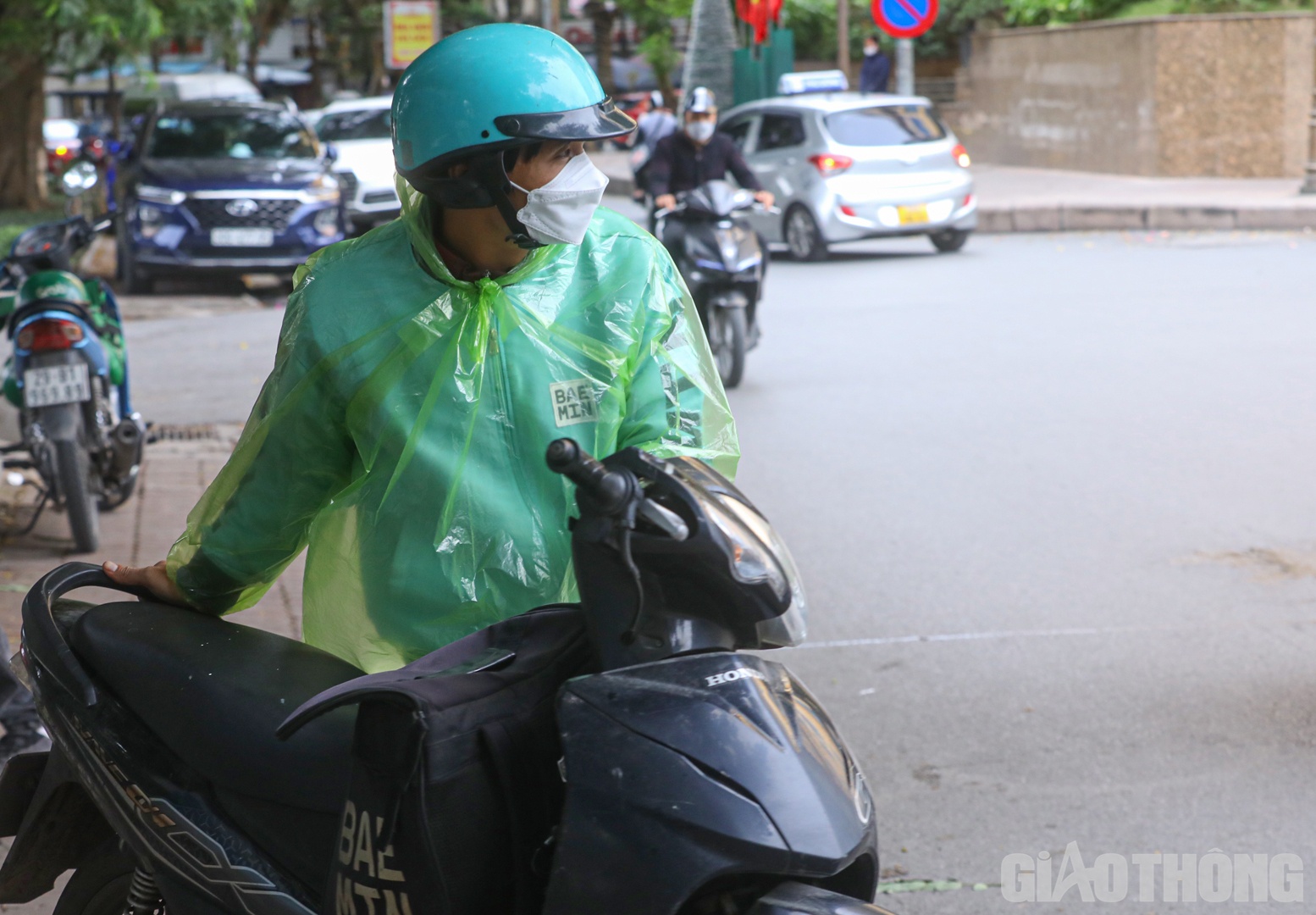 "D&ugrave; trời tạnh r&aacute;o nhưng t&ocirc;i vẫn mặc th&ecirc;m &aacute;o mưa để cản gi&oacute; v&agrave; chỉ cởi ra l&uacute;c ăn trưa", anh H&ugrave;ng cho hay.