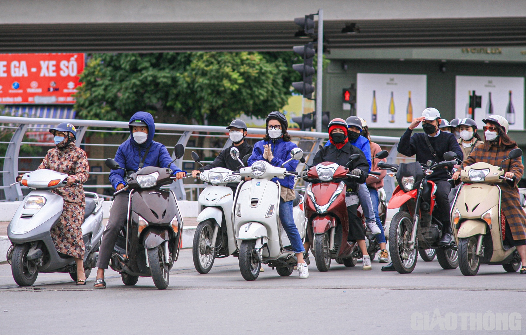 H&agrave; Nội đang chịu ảnh hưởng của đợt kh&ocirc;ng kh&iacute; lạnh c&oacute; cường độ mạnh nhất từ đầu m&ugrave;a đ&ocirc;ng năm nay với mức nhiệt thấp nhất chỉ khoảng 12-14 độ C.