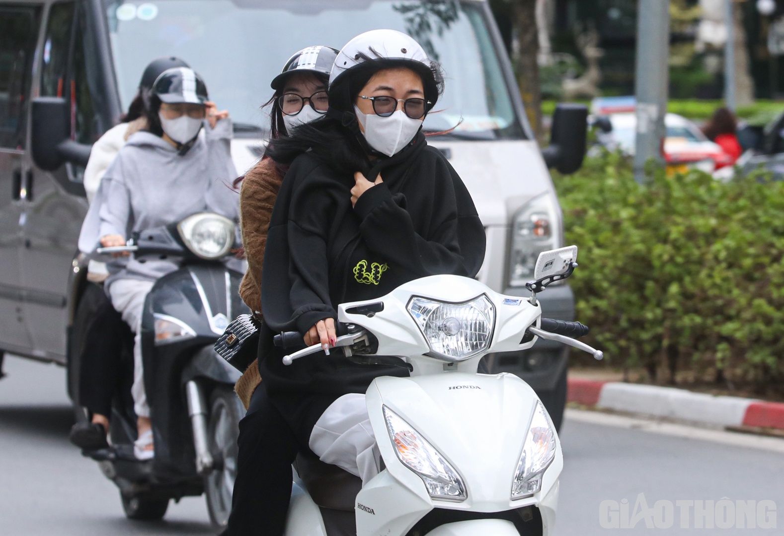 Những cơn gi&oacute; mạnh thổi qua khiến người d&acirc;n c&oacute; thể cảm nhận r&otilde; c&aacute;i lạnh t&ecirc; t&aacute;i.