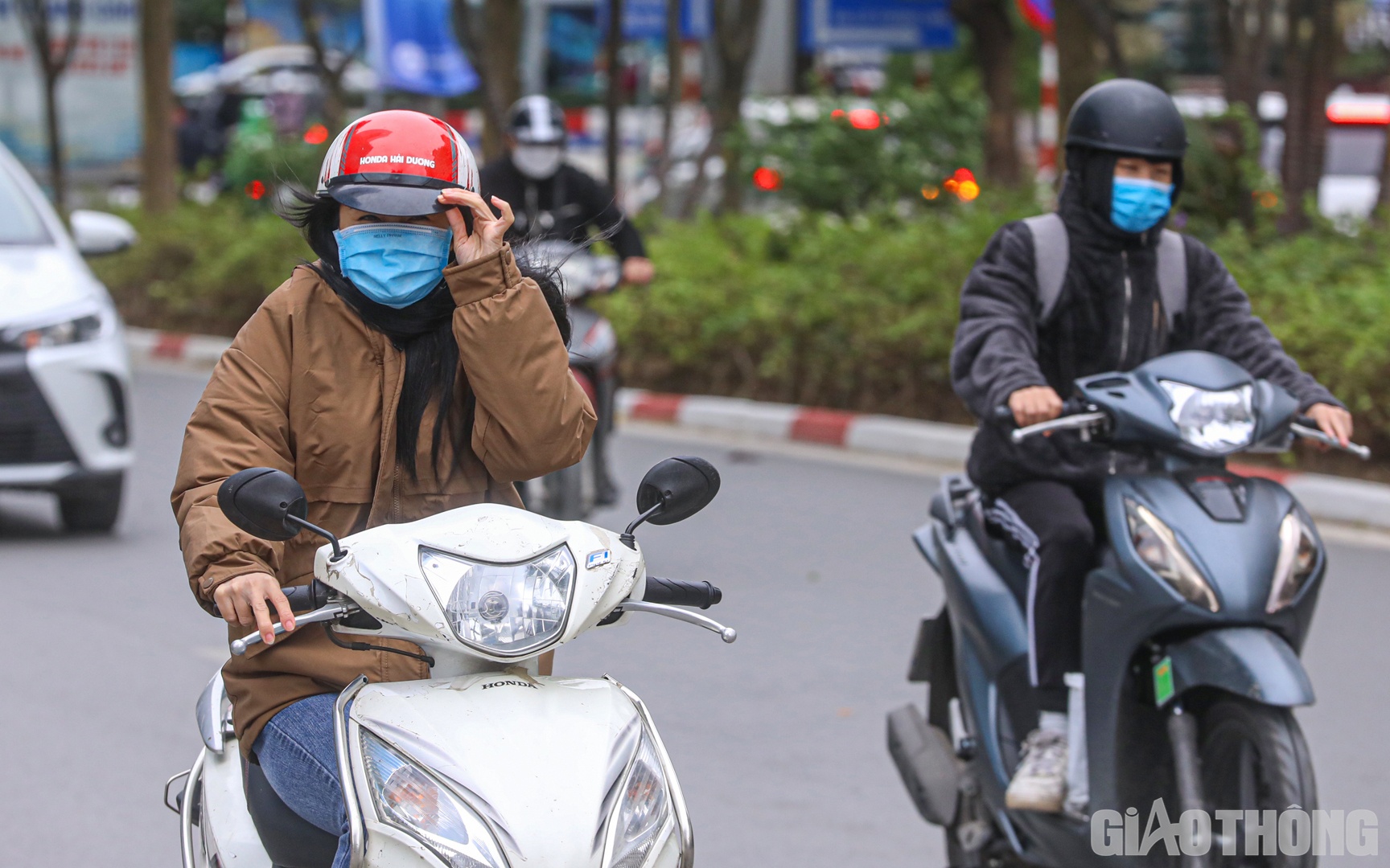 Theo ghi nhận PV B&aacute;o Giao th&ocirc;ng trong ng&agrave;y 1/12, nhiều người khi ra đường đ&atilde; mặc th&ecirc;m nhiều lớp &aacute;o ấm.