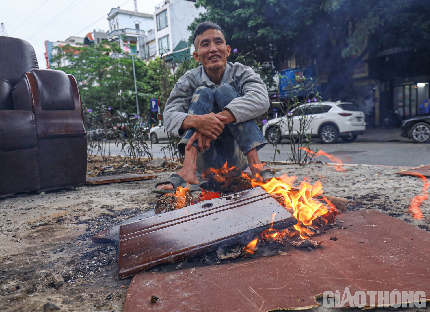 Trời r&eacute;t đậm n&ecirc;n nhiều người lao động tự do đ&atilde; phải đốt lửa để sưởi ấm.