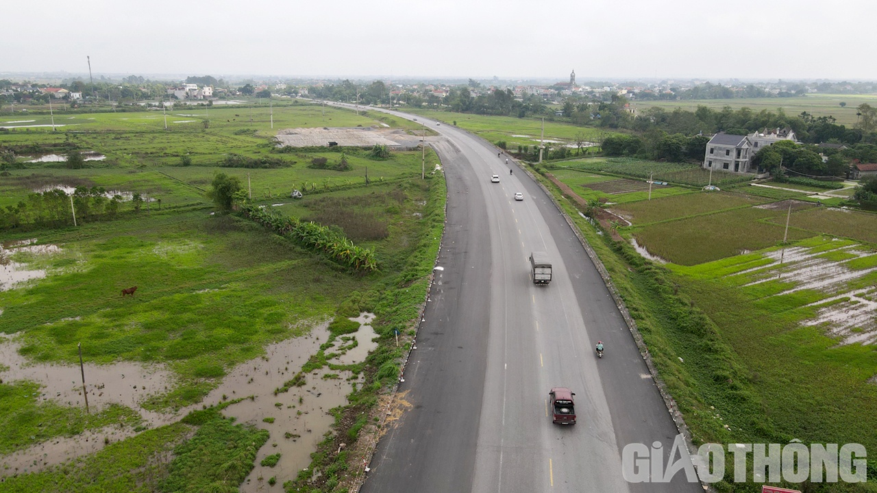 Hiện tại nh&agrave; thầu đ&atilde; tập kết đủ 90% vật liệu. Xe m&aacute;y, nh&acirc;n lực đ&atilde; sẵn s&agrave;ng, chỉ chờ thời tiết thuận lợi sẽ đẩy nhanh tiến độ thi c&ocirc;ng, phấn đấu r&uacute;t ngắn tiến độ dự &aacute;n tối thiểu l&agrave; 2 th&aacute;ng.