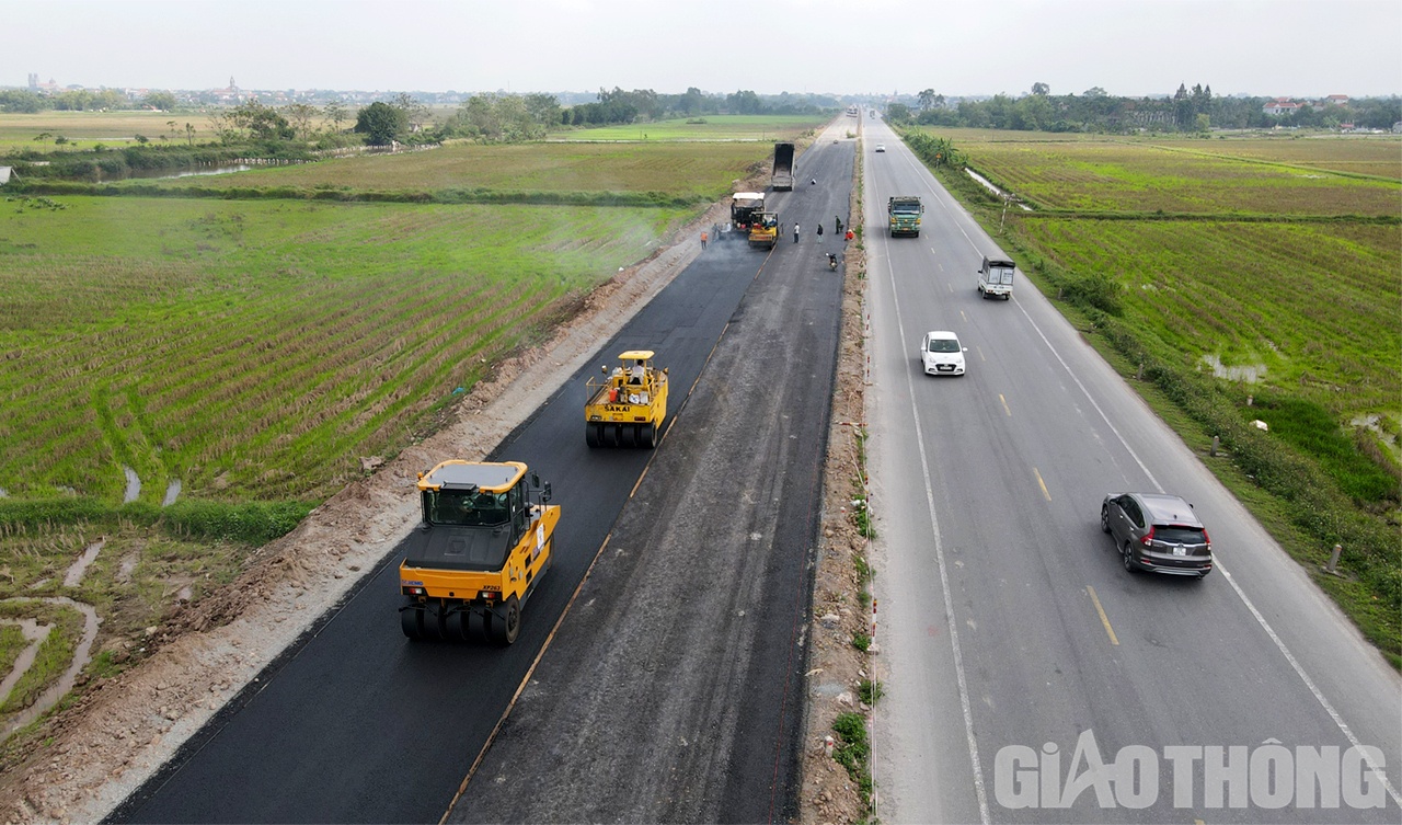 Tr&ecirc;n c&ocirc;ng trường nh&agrave; thầu huy động 100 đầu xe m&aacute;y c&aacute;c loại v&agrave; tr&ecirc;n 500 kỹ sư, c&ocirc;ng nh&acirc;n, chia l&agrave;m 4 mũi thi c&ocirc;ng.