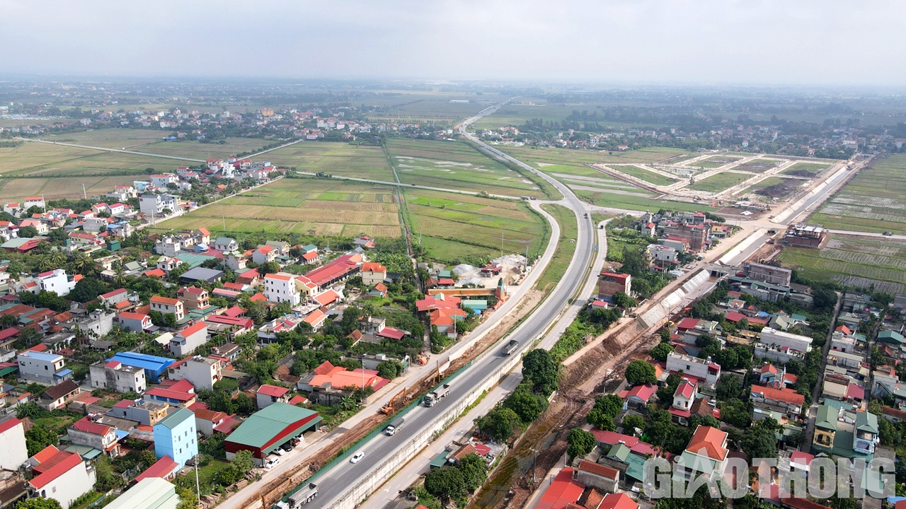 &Ocirc;ng Đỗ Huy Tuấn - Ph&oacute; Gi&aacute;m đốc Ban QLDA Bảo tr&igrave; đường bộ H&agrave; Nam, cho biết: Gi&aacute; trị thi c&ocirc;ng hiện nay đạt 45% tổng gi&aacute; trị dự &aacute;n. Con số n&agrave;y sẽ tăng rất nhanh khi nh&agrave; thầu chuyển sang l&agrave;m m&oacute;ng, mặt đường.