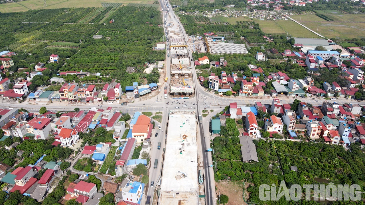 Cầu vượt n&uacute;t giao với QL39 cũng sắp hợp long (cầu n&agrave;y nằm trong dự &aacute;n kh&aacute;c, nhưng cũng nằm tr&ecirc;n trục đường nối 2 cao tốc).