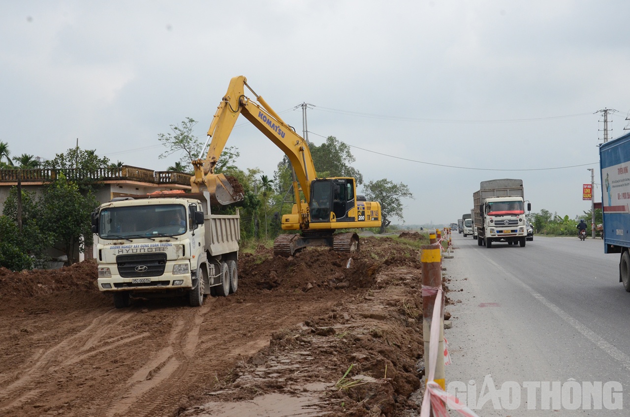Sau đ&oacute; tiến h&agrave;nh thi c&ocirc;ng nền, m&oacute;ng mặt đường ồ ạt v&agrave;o giữa th&aacute;ng 3/2023.