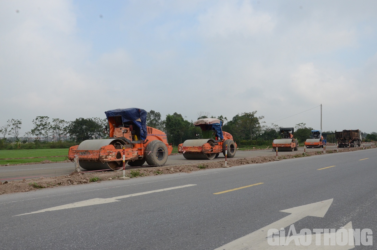 Tr&ecirc;n c&ocirc;ng trường, kh&ocirc;ng kh&iacute; lao động rất s&ocirc;i nổi, khắp nơi kh&ocirc;ng l&uacute;c n&agrave;o ngơi tiếng lu, tiếng m&aacute;y.