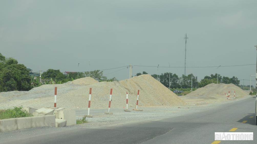 Điều đ&aacute;ng lo nhất hiện nay l&agrave; 3 vị tr&iacute; vướng mặt bằng ở TP Phủ L&yacute; v&agrave; huyện B&igrave;nh Lục. Nếu trong th&aacute;ng 12/2022, c&aacute;c địa phương kh&ocirc;ng giải quyết xong, chắc chắn sẽ ảnh hưởng đến tiến độ về đ&iacute;ch của dự &aacute;n.