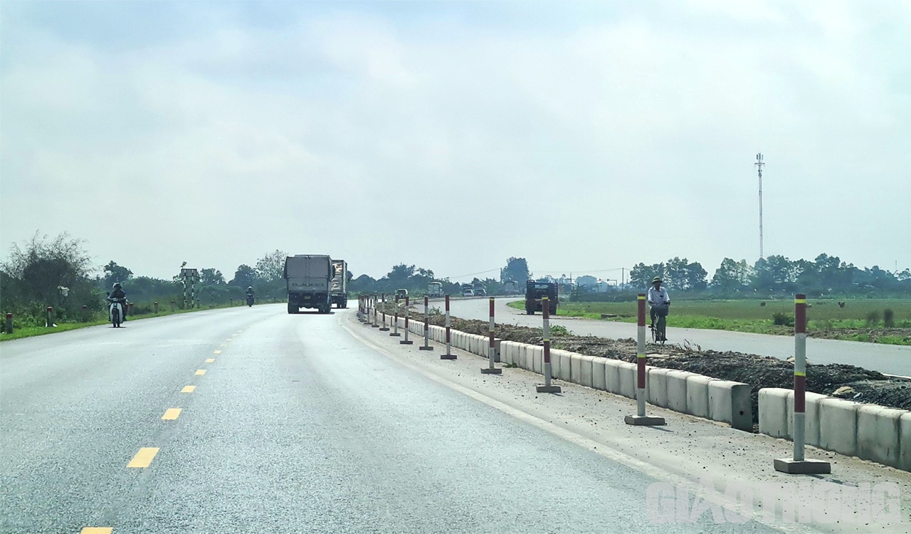 Ở ph&iacute;a Hưng Y&ecirc;n, một số đoạn đ&atilde; xong phần thảm b&ecirc; t&ocirc;ng nhựa, chuyển sang thi c&ocirc;ng dải ph&acirc;n c&aacute;ch v&agrave; hệ thống ATGT.