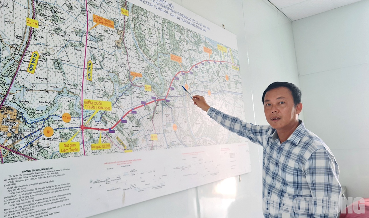 Kỹ sư Nguyễn Văn Thắng - Chỉ huy trưởng đoạn tuyến qua địa b&agrave;n H&agrave; Nam của nh&agrave; thầu Xu&acirc;n Trường, cho biết: Hiện tại ch&uacute;ng t&ocirc;i đang l&agrave;m song song 2 c&ocirc;ng t&aacute;c: Vừa dỡ tải, vừa l&agrave;m m&oacute;ng mặt đường