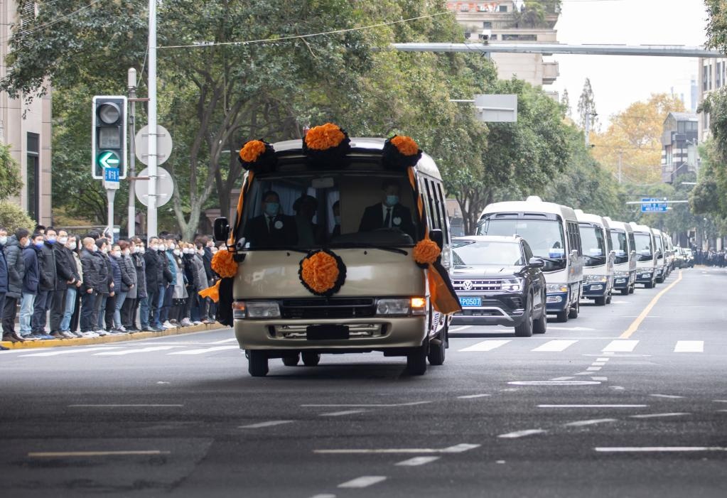 Người d&acirc;n cũng tới đặt hoa tưởng niệm tại nh&agrave; cũ của &ocirc;ng Giang Trạch D&acirc;n ở th&agrave;nh phố Dương Ch&acirc;u, tỉnh Giang T&ocirc;. Ảnh - Xinhua