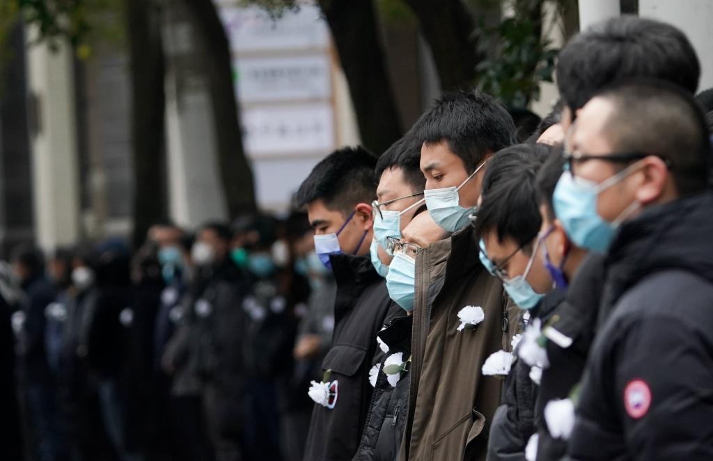 Giới chức Thượng Hải đ&atilde; điều tiết giao th&ocirc;ng một số tuyến đường từ Bệnh viện Huadong - nơi tổ chức lễ tiễn biệt &ocirc;ng Giang Trạch D&acirc;n với s&acirc;n bay Shanghai Hongqiao. Nhiều người d&acirc;n Thượng Hải đ&atilde; tập trung hai b&ecirc;n đường nơi đo&agrave;n xe chở linh cữu &ocirc;ng Giang Trạch D&acirc;n đi qua để tiễn biệt nguy&ecirc;n Chủ tịch Trung Quốc. Ảnh - Xinhua