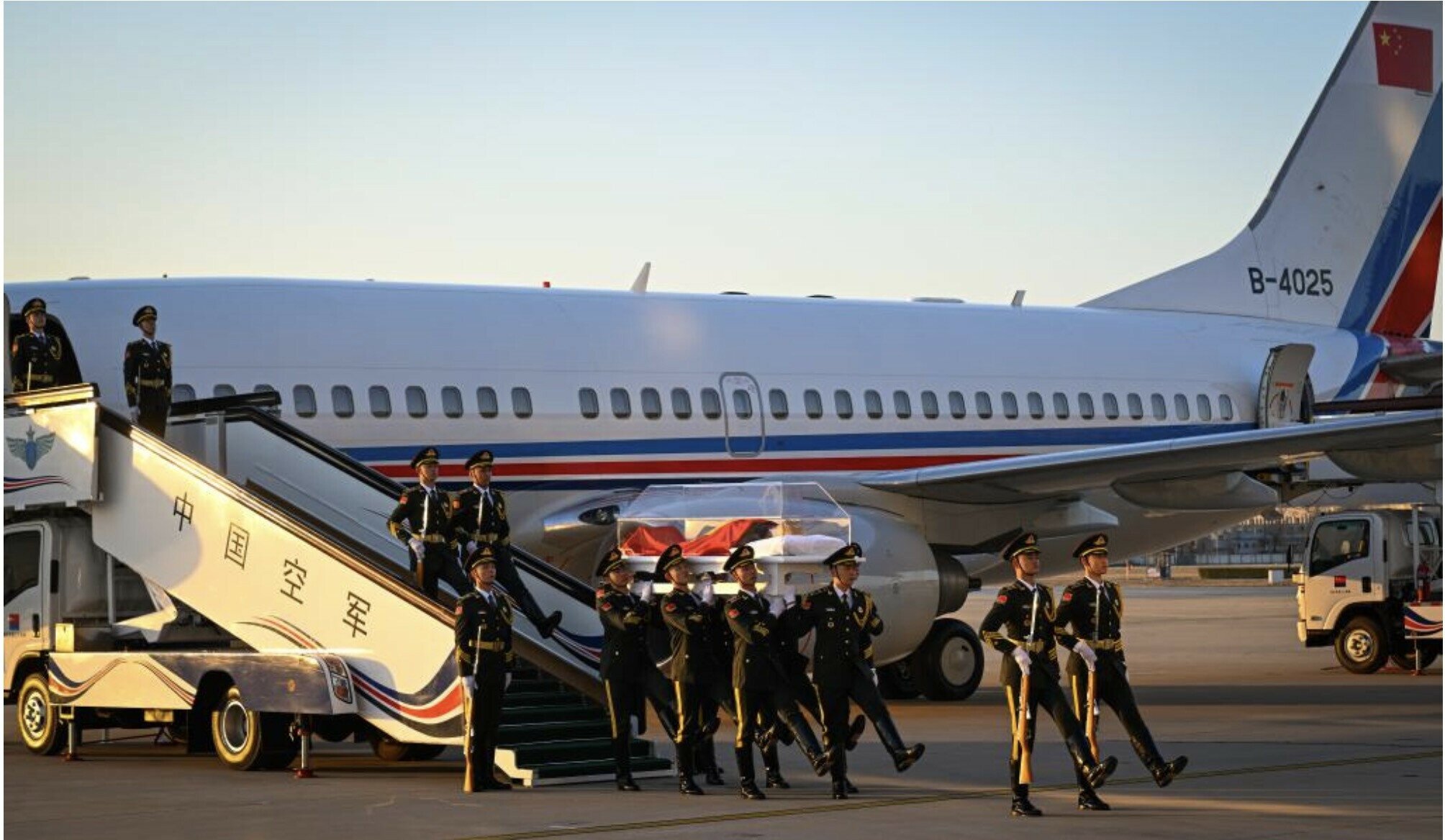 Di h&agrave;i &ocirc;ng Giang Trạch D&acirc;n được đưa tới Bắc Kinh sau buổi lễ tiễn biệt tại Thượng Hải (qu&ecirc; nh&agrave; của &ocirc;ng) với sự tham gia của gia đ&igrave;nh, bạn b&egrave; th&acirc;n th&iacute;ch. B&agrave; Wang Yeping, phu nh&acirc;n của &ocirc;ng Giang Trạch D&acirc;n c&ugrave;ng một số th&agrave;nh vi&ecirc;n gia đ&igrave;nh v&agrave; &ocirc;ng Cai Qi, Ủy vi&ecirc;n Ban Thường vụ Bộ Ch&iacute;nh trị Trung Quốc th&aacute;p t&ugrave;ng linh cữu &ocirc;ng Giang Trạch D&acirc;n trong chuyến bay cuối c&ugrave;ng. Ảnh - Xinhua