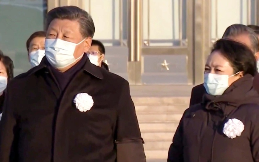 Chuyến bay đặc biệt chở di h&agrave;i nguy&ecirc;n Chủ tịch Trung Quốc Giang Trạch D&acirc;n từ Thượng Hải đ&atilde; tới Bắc Kinh ng&agrave;y 1/12. Chủ tịch Trung Quốc Tập Cận B&igrave;nh đ&atilde; dẫn đầu đo&agrave;n quan chức cấp cao chủ tr&igrave; lễ đ&oacute;n di h&agrave;i &ocirc;ng Giang Trạch D&acirc;n tại s&acirc;n bay Xijiao, Bắc Kinh. Ảnh - CCTV