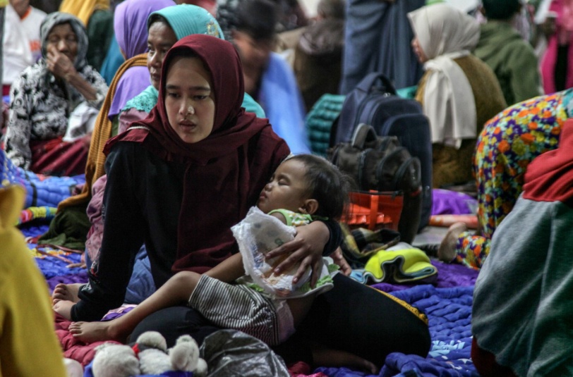 Cơ quan giảm nhẹ thi&ecirc;n tai Indonesia (BNPB) cho biết 1.979 người d&acirc;n đ&atilde; được sơ t&aacute;n tới 11 khu tr&uacute; ẩn v&agrave; giới chức cũng ph&aacute;t khẩu trang cho người d&acirc;n. Hiện chưa c&oacute; th&ocirc;ng tin về thương vong do vụ phun tr&agrave;o n&uacute;i lửa. Ảnh - Reuters