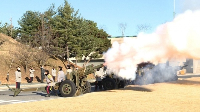 Hàn Quốc đã bắn nhiều loạt đại bác chào mừng Chủ tịch nước và đoàn. Cùng lúc đó, Quân nhạc cử Quốc thiều Việt Nam và Quốc thiều Hàn Quốc thể hiện sự coi trọng chuyến thăm Hàn Quốc của Chủ tịch nước Nguyễn Xuân Phúc và mối quan hệ hai nước. Ảnh - VGP