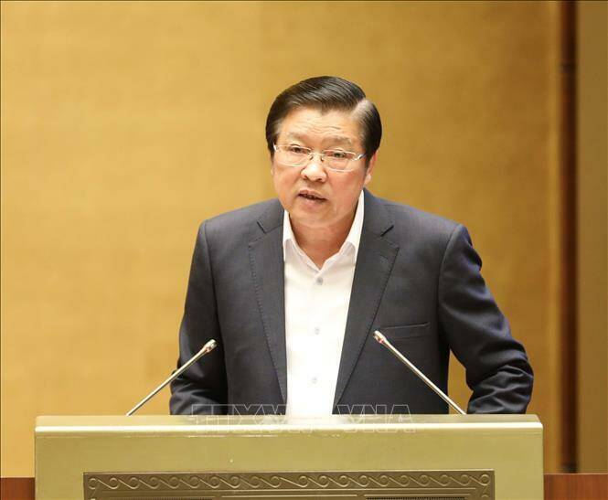 Trong phiên làm việc buổi sáng, đồng chí Phan Đình Trạc, Ủy viên Bộ Chính trị, Bí thư Trung ương Đảng, Trưởng ban Nội chính Trung ương truyền đạt chuyên đề "Tiếp tục xây dựng và hoàn thiện Nhà nước pháp quyền xã hội chủ nghĩa Việt Nam trong giai đoạn mới".
Trong đó, ông Trạc nhấn mạnh trong nghị quyết có yêu cầu hoàn thiện cơ chế kiểm soát quyền lực nhà nước, đẩy mạnh phòng, chống tham nhũng, tiêu cực.
"Đây là lần đầu tiên trung ương đề ra những giải pháp kiểm soát quyền lực nhà nước", ông Trạc nói.
Trưởng ban Nội chính Trung ương Phan Đình Trạc nhấn mạnh, để thực hiện mục tiêu tổng quát của Nghị quyết về Tiếp tục xây dựng và hoàn thiện Nhà nước pháp quyền XHCN Việt Nam trong giai đoạn mới, cần chú trọng thực hiện 10 nhóm nhiệm vụ giải pháp như đẩy mạnh tuyên truyền, phổ biến, giáo dục, nâng cao nhận thức về Nhà nước pháp quyền XHCN Việt Nam.